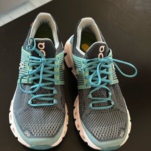 ON running cloudtec sneakers ! Lake sky blue ! US women’s 8